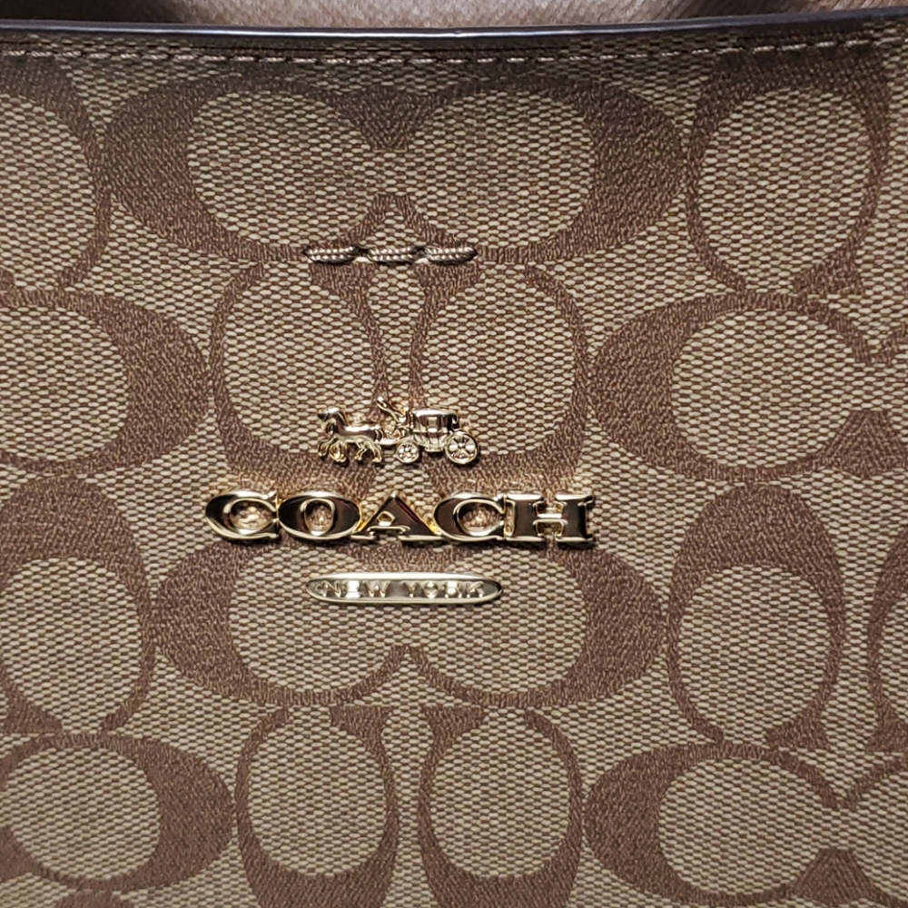 Designer Handbag - Picture 5 of 11